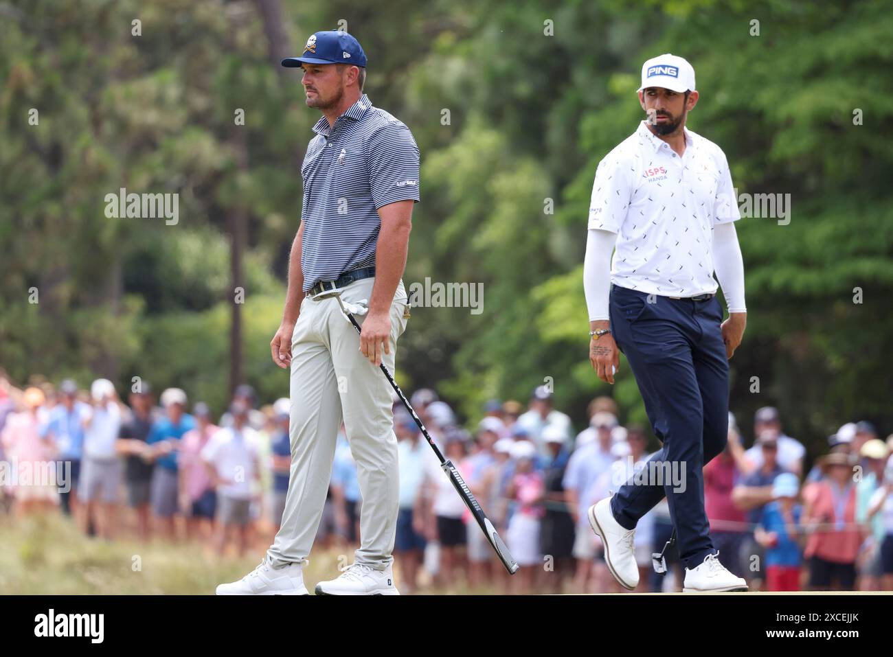 Village de Pinehurst, États-Unis. 16 juin 2024. Bryson DeChambeau, des États-Unis, à gauche, et Matthieu Pavon, de France, regardent le premier trou lors de la ronde finale du 124e championnat de golf de l’US Open au Pinehurst Resort & Country Club à Pinehurst, en Caroline du Nord, le dimanche 16 juin 2024. Photo de Conway Veasey/UPI crédit : UPI/Alamy Live News Banque D'Images