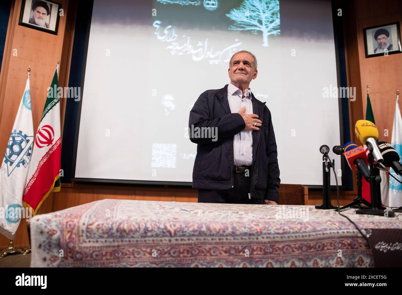 Téhéran, Téhéran, Iran. 16 juin 2024. Le candidat réformiste à l'élection présidentielle iranienne de juin 28, Masoud Pezeshkian, fait signe aux étudiants lors d'une réunion avec des étudiants de l'Université de Téhéran à Téhéran, Iran, dimanche 16 juin 2024. (Crédit image : © Sobhan Farajvan/Pacific Press via ZUMA Press Wire) USAGE ÉDITORIAL SEULEMENT! Non destiné à UN USAGE commercial ! Banque D'Images