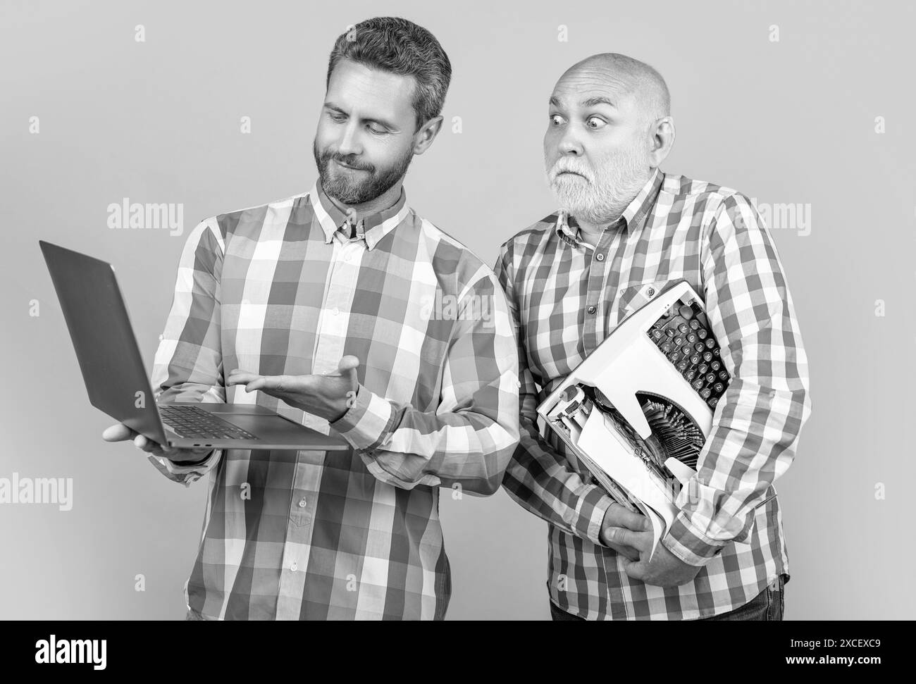 writer show vs contraste isolé sur jaune, présentation du produit. deux scénaristes montrent vs contraste Banque D'Images