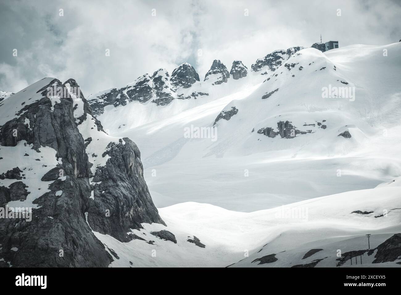 Vue imprenable sur les sommets enneigés de Marmolada dans les Alpes italiennes. La photo capture la beauté sauvage des montagnes, avec leur pois pointu Banque D'Images
