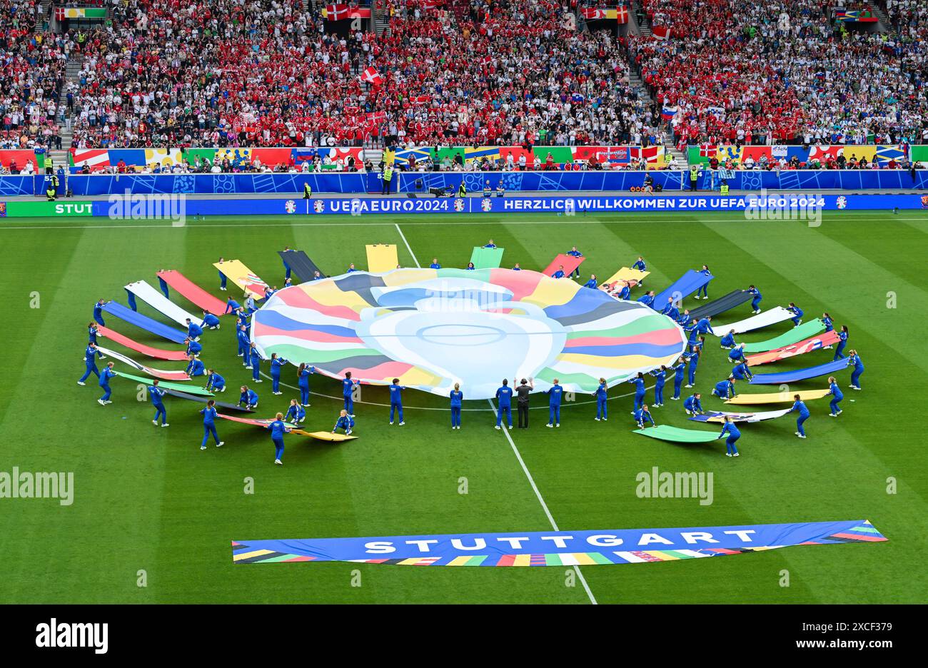 Choreographie mit Pokal der Europameisterschaft und Schriftzug Stuttgart, UEFA EURO 2024 - Groupe C, Slovénie vs Danemark, Arena Stuttgart AM 16. Juin 2024 à Stuttgart, Deutschland. Foto von Silas Schueller/DeFodi images chorégraphie avec le trophée du Championnat d'Europe et le lettrage Stuttgart, UEFA EURO 2024 - Groupe C, Slovénie vs Danemark, Arena Stuttgart le 16 juin 2024 à Stuttgart, Allemagne. Photo de Silas Schueller/DeFodi images Defodi-738 738 SVNDEN 20240616 416 *** chorégraphie avec le trophée du Championnat d'Europe et le lettrage Stuttgart, UEFA EURO 2024 Groupe C, Slovénie vs Danemark, AR Banque D'Images