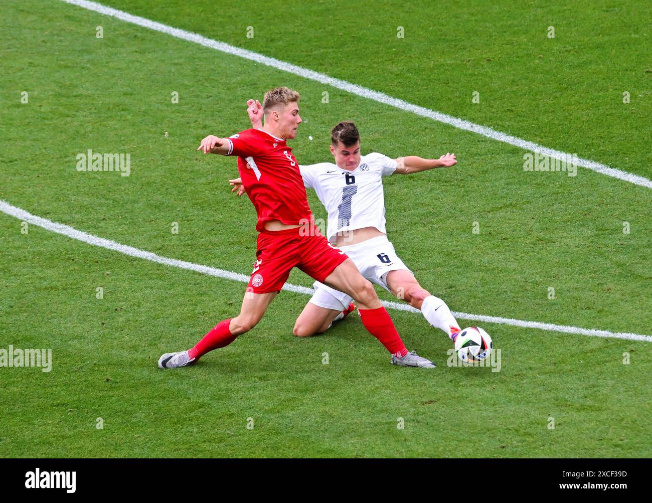 Rasmus Hojlund Denmark und Jaka Bijol Slovenia im Zweikampf, UEFA EURO 2024 - Group C, Slovénie vs Denmark, Arena Stuttgart AM 16. Juin 2024 à Stuttgart, Deutschland. Foto von Silas Schueller/DeFodi images Rasmus Hojlund Denmark und Jaka Bijol Slovénie bataille pour le ballon, UEFA EURO 2024 - Groupe C, Slovénie vs Danemark, Arena Stuttgart le 16 juin 2024 à Stuttgart, Allemagne. Photo de Silas Schueller/DeFodi images Defodi-738 738 SVNDEN 20240616 348 *** Rasmus Hojlund Danemark et Jaka Bijol Slovénie en duel, UEFA EURO 2024 Groupe C, Slovénie vs Danemark, Arena Stuttgart le 16 juin 2024 à Stutt Banque D'Images