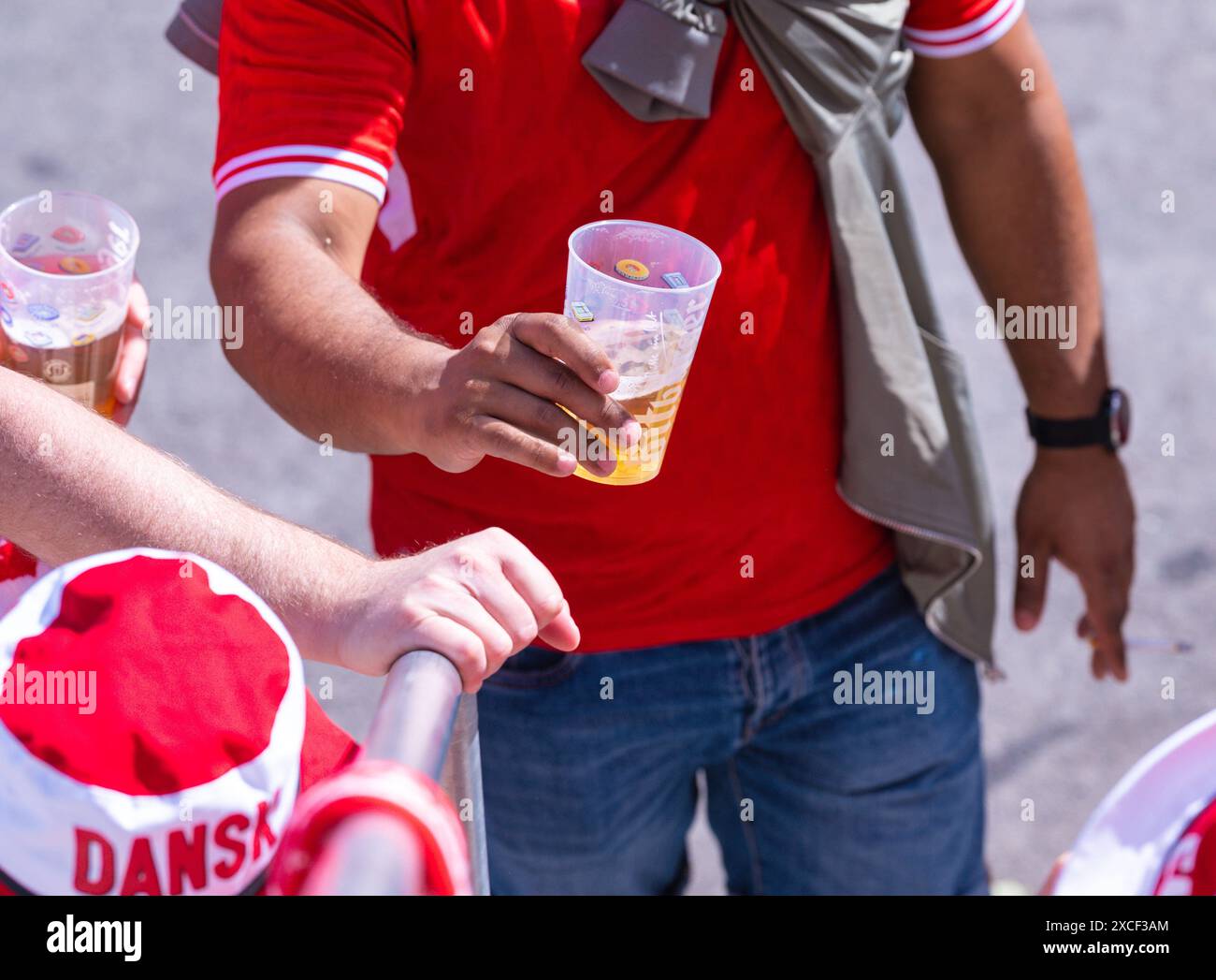 Fan mit Bier in der Hand, UEFA EURO 2024 - Groupe C, Slovénie vs Danemark, Arena Stuttgart AM 16. Juin 2024 à Stuttgart, Deutschland. Foto von Silas Schueller/DeFodi images Fan avec une bière à la main, UEFA EURO 2024 - Groupe C, Slovénie vs Danemark, Arena Stuttgart le 16 juin 2024 à Stuttgart, Allemagne. Photo de Silas Schueller/DeFodi images Defodi-738 738 SVNDEN 20240616 404 *** ventilateur avec une bière à la main, UEFA EURO 2024 Groupe C, Slovénie vs Danemark, Arena Stuttgart le 16 juin 2024 à Stuttgart, Allemagne photo de Silas Schueller DeFodi images ventilateur avec une bière à la main, UEFA EURO 2024 Groupe Banque D'Images