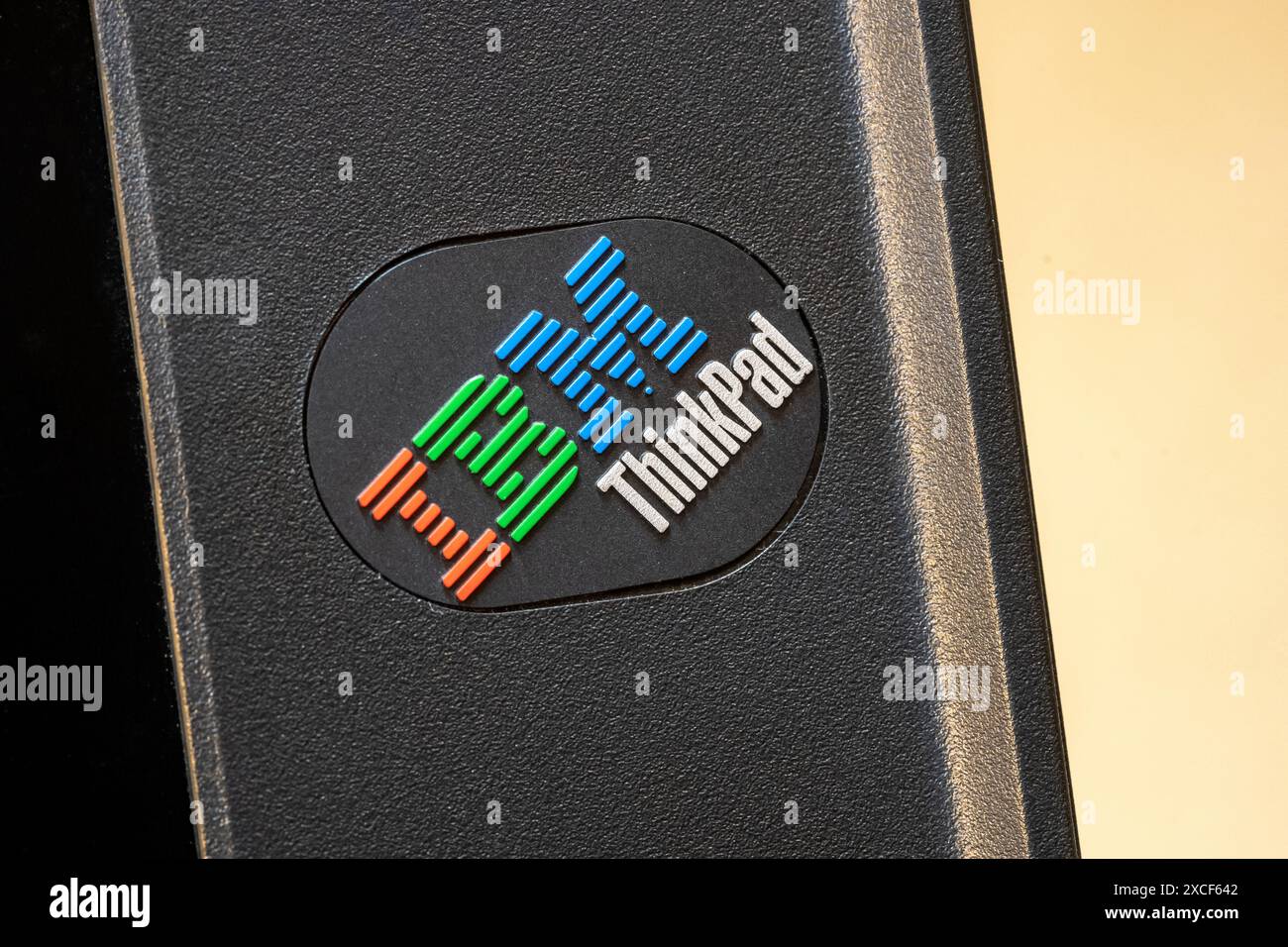 Vieux symbole de logo IBM ThinkPad sur un vieux pré Lenovo Think Pad ordinateur portable, objet symbole gros plan détail, macro, personne. Acquisitions d'entreprises, propriété chang Banque D'Images