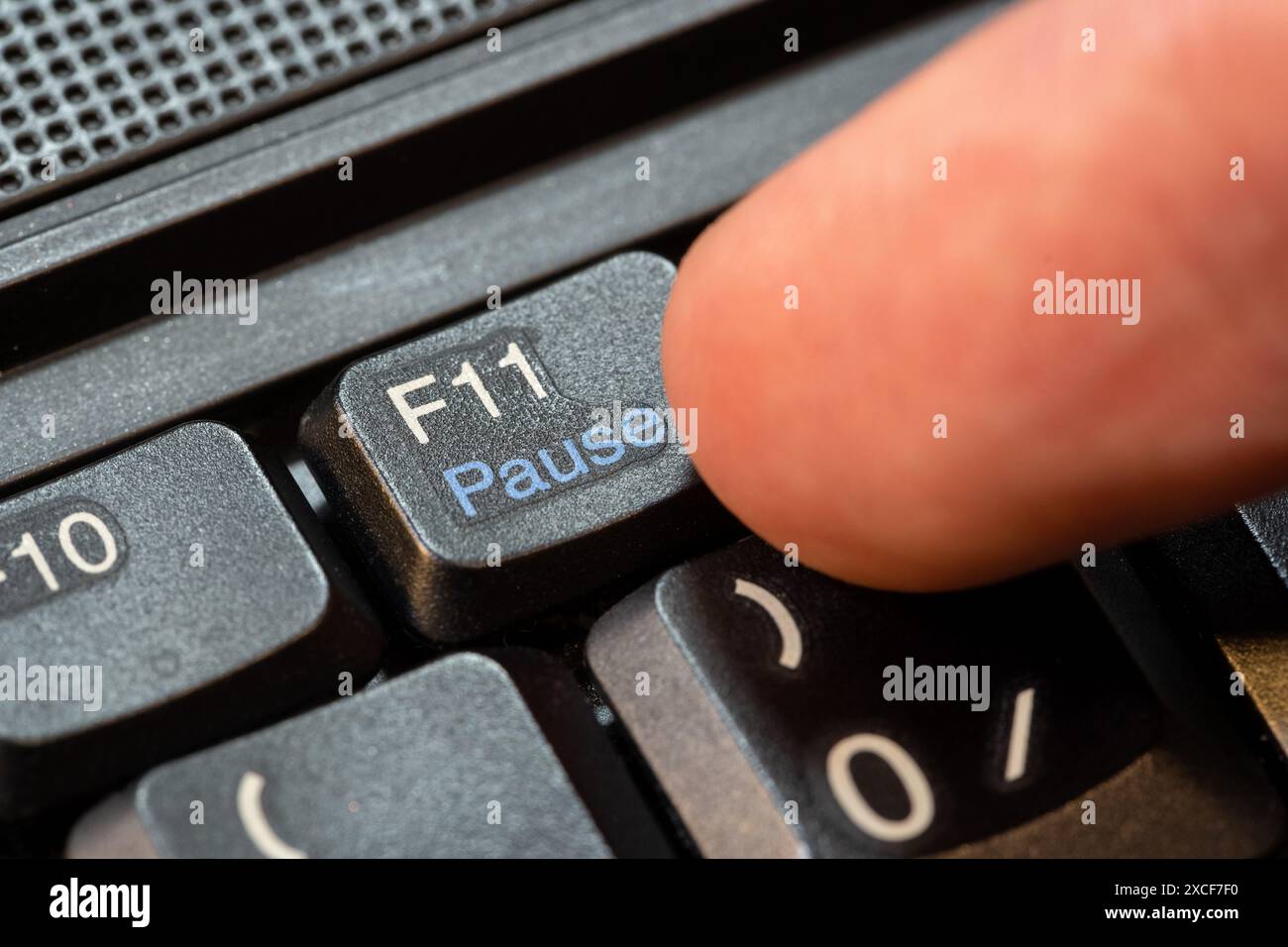 Doigt appuyant sur la touche pause sur un clavier d'ordinateur portable moderne, objet gros plan macro détail, une personne. Cliquer, mettre en pause une activité, prendre un br Banque D'Images