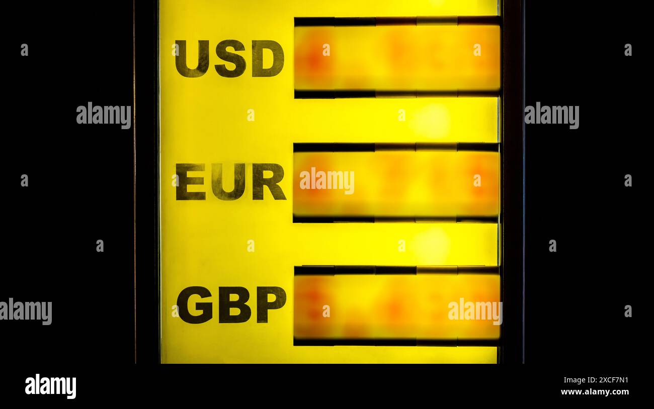 Inconnu USD EUR et GBP différents prix de devise sur un bureau de change signe à l'extérieur la nuit fluctuations de prix, change d'économie instable R Banque D'Images Inconnu USD EUR et GBP différents prix de devise sur un bureau de change signe à l'extérieur la nuit fluctuations de prix, change d'économie instable R Banque D'Images
