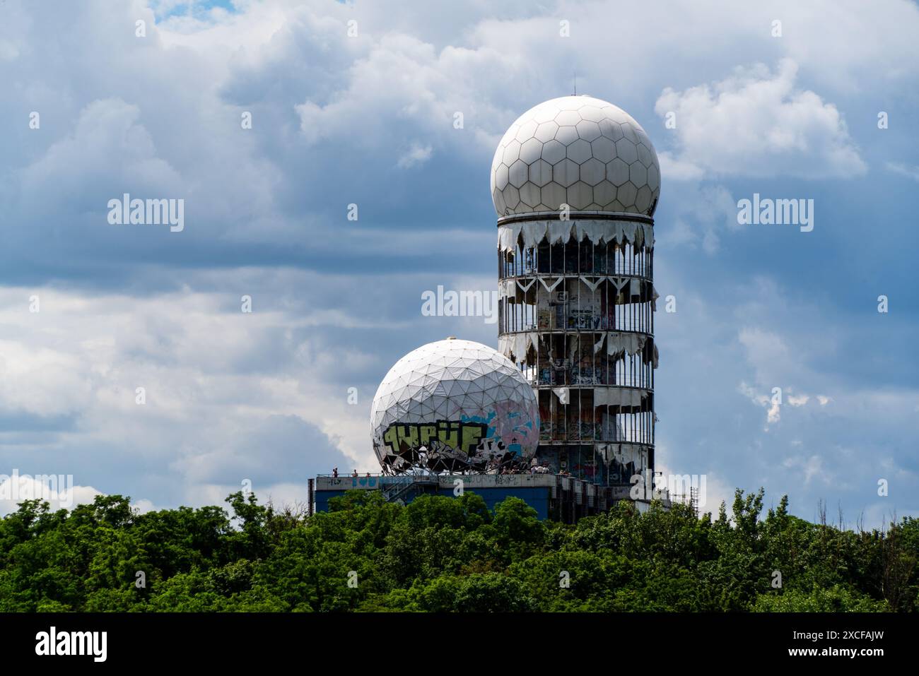 Vue de l'ancienne station de campagne sur Teufelsberg, Berlin - Grunewald. Banque D'Images