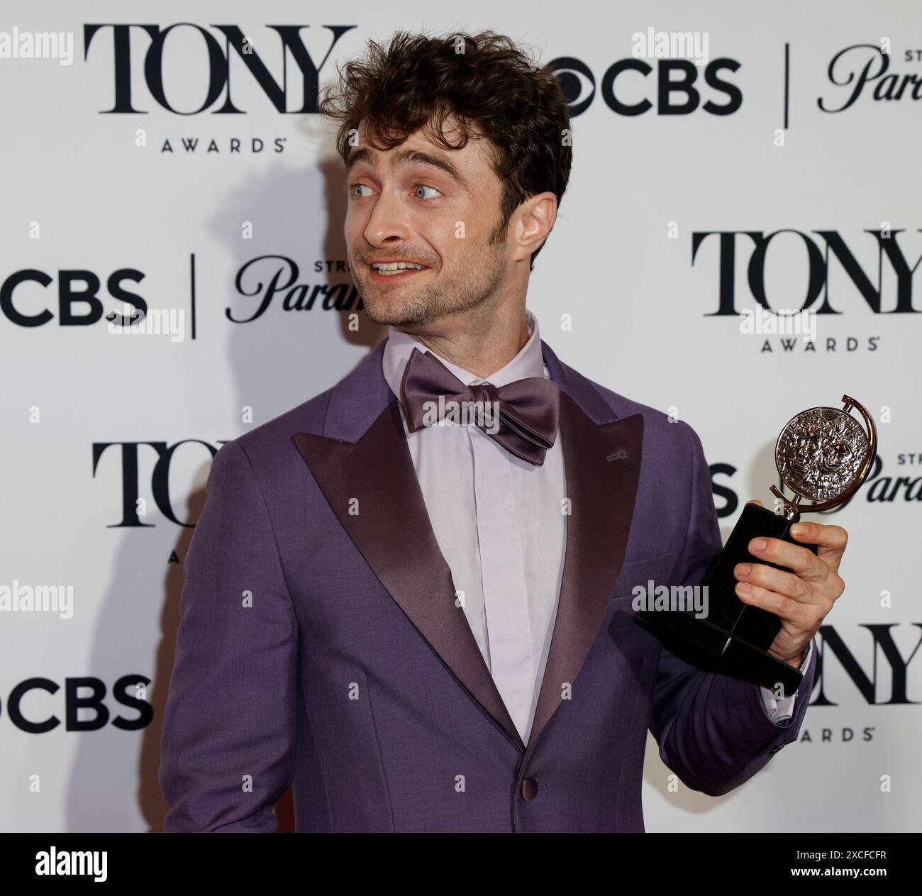 New York, États-Unis. 16 juin 2024. Daniel Radcliffe, lauréat de la meilleure performance d'un acteur dans un rôle vedette dans un prix musical pour 'Merrily We Roll Along', il tient son Tony Award dans la salle de presse lors de la 77e cérémonie annuelle des Tony Awards au David H. Koch Theater au Lincoln Center for the Performing Arts le dimanche 16 juin 2024 à New York. Photo de Peter Foley/UPI crédit : UPI/Alamy Live News Banque D'Images