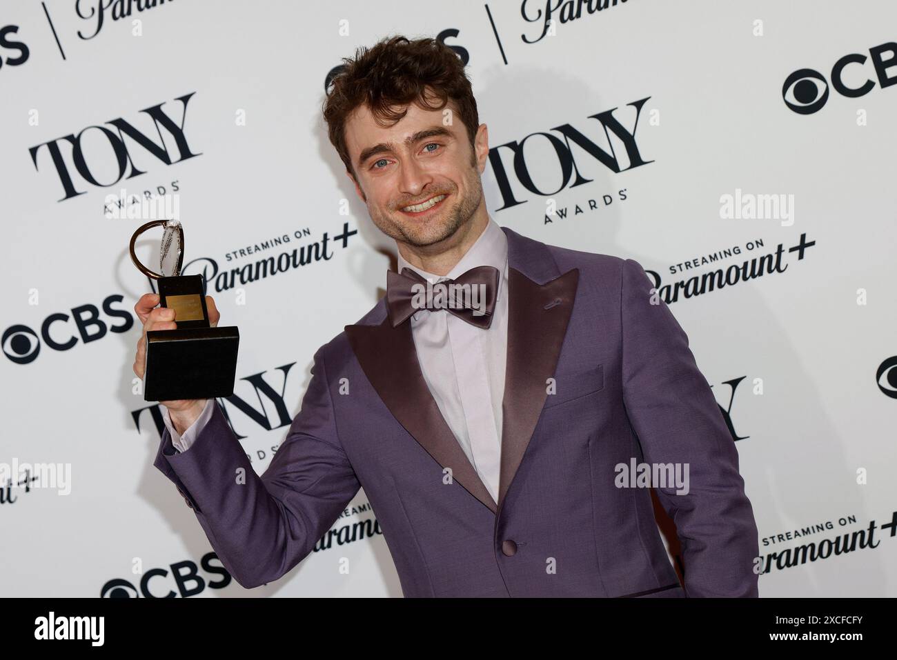 New York, États-Unis. 16 juin 2024. Daniel Radcliffe, lauréat de la meilleure performance d'un acteur dans un rôle vedette dans un prix musical pour 'Merrily We Roll Along', il tient son Tony Award dans la salle de presse lors de la 77e cérémonie annuelle des Tony Awards au David H. Koch Theater au Lincoln Center for the Performing Arts le dimanche 16 juin 2024 à New York. Photo de Peter Foley/UPI crédit : UPI/Alamy Live News Banque D'Images