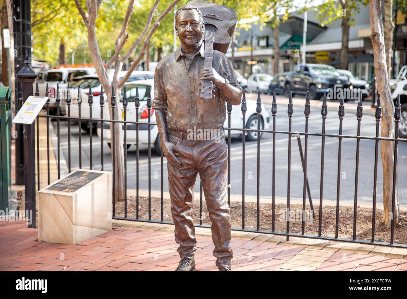 Sculpture en bronze grandeur nature de l'artiste australien de musique country et auteur-compositeur, John Williamson, dans le centre-ville de Tamworth, dévoilée 2022, NSW, Australie Banque D'Images Sculpture en bronze grandeur nature de l'artiste australien de musique country et auteur-compositeur, John Williamson, dans le centre-ville de Tamworth, dévoilée 2022, NSW, Australie Banque D'Images