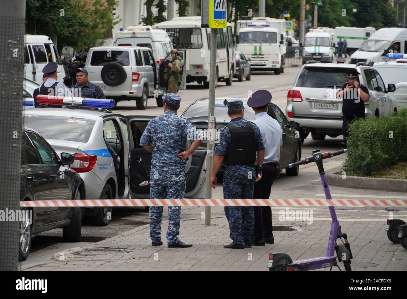 (240617) -- ROSTOV, 17 juin 2024 (Xinhua) -- des policiers travaillent sur le site d'une prise d'otages dans la région de Rostov, en Russie, le 16 juin 2024. Les autorités pénitentiaires russes ont déjoué une tentative de prise d'otages dans la région de Rostov, dans le sud-ouest, a rapporté dimanche l'agence de presse TASS. Au cours d'une opération spéciale visant à libérer les otages dans un centre de détention provisoire de la région, les criminels armés de couteaux ont été éliminés et deux employés retenus en otage ont été libérés et en sécurité, a déclaré le Service pénitentiaire fédéral russe dans un communiqué. Pendant les négociations, les forces de l'ordre Banque D'Images (240617) -- ROSTOV, 17 juin 2024 (Xinhua) -- des policiers travaillent sur le site d'une prise d'otages dans la région de Rostov, en Russie, le 16 juin 2024. Les autorités pénitentiaires russes ont déjoué une tentative de prise d'otages dans la région de Rostov, dans le sud-ouest, a rapporté dimanche l'agence de presse TASS. Au cours d'une opération spéciale visant à libérer les otages dans un centre de détention provisoire de la région, les criminels armés de couteaux ont été éliminés et deux employés retenus en otage ont été libérés et en sécurité, a déclaré le Service pénitentiaire fédéral russe dans un communiqué. Pendant les négociations, les forces de l'ordre Banque D'Images