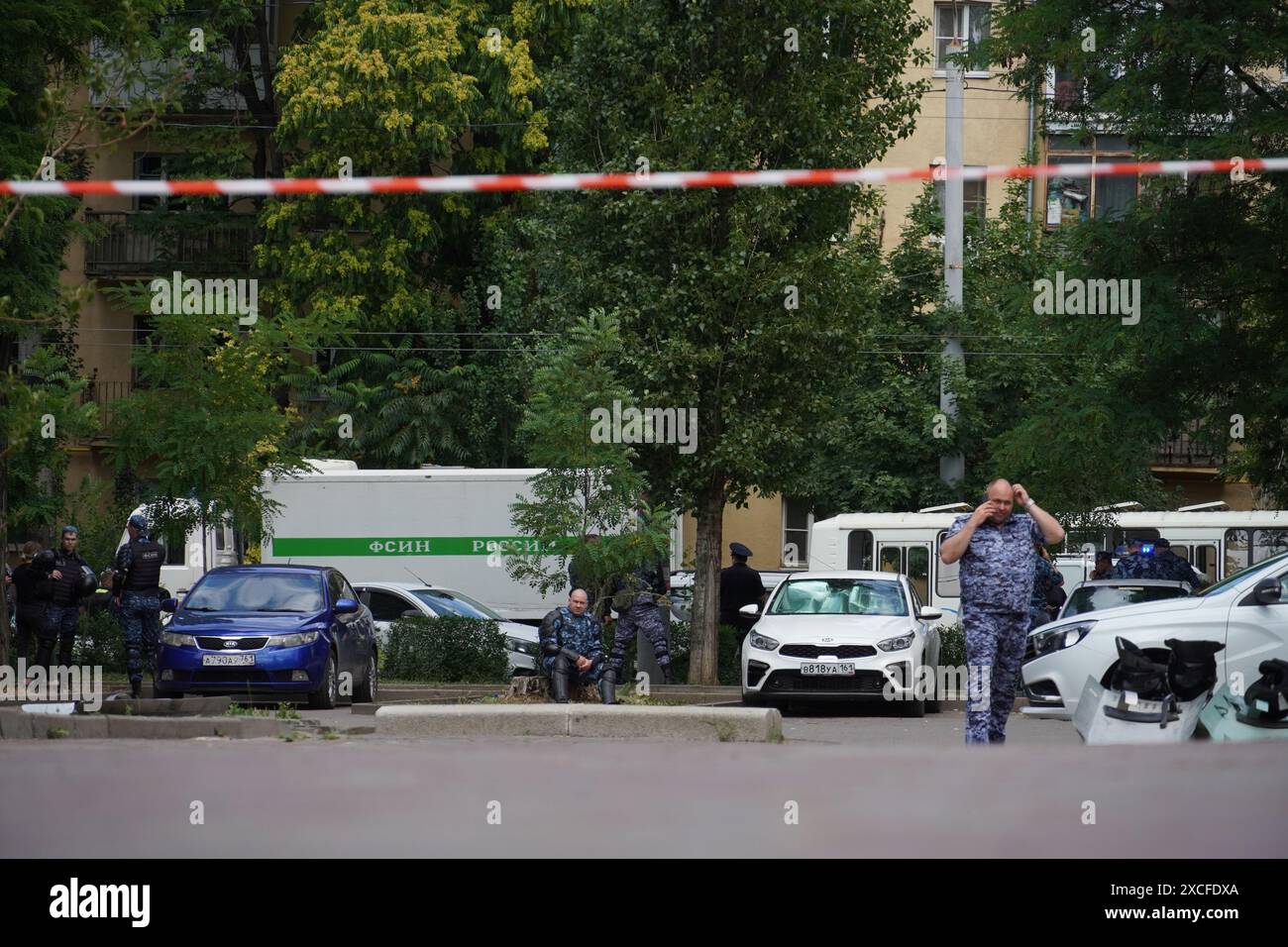 (240617) -- ROSTOV, 17 juin 2024 (Xinhua) -- des policiers sont photographiés sur le site d'une prise d'otages dans la région de Rostov, en Russie, le 16 juin 2024. Les autorités pénitentiaires russes ont déjoué une tentative de prise d'otages dans la région de Rostov, dans le sud-ouest, a rapporté dimanche l'agence de presse TASS. Au cours d'une opération spéciale visant à libérer les otages dans un centre de détention provisoire de la région, les criminels armés de couteaux ont été éliminés et deux employés retenus en otage ont été libérés et en sécurité, a déclaré le Service pénitentiaire fédéral russe dans un communiqué. Pendant les négociations, la loi enfo Banque D'Images (240617) -- ROSTOV, 17 juin 2024 (Xinhua) -- des policiers sont photographiés sur le site d'une prise d'otages dans la région de Rostov, en Russie, le 16 juin 2024. Les autorités pénitentiaires russes ont déjoué une tentative de prise d'otages dans la région de Rostov, dans le sud-ouest, a rapporté dimanche l'agence de presse TASS. Au cours d'une opération spéciale visant à libérer les otages dans un centre de détention provisoire de la région, les criminels armés de couteaux ont été éliminés et deux employés retenus en otage ont été libérés et en sécurité, a déclaré le Service pénitentiaire fédéral russe dans un communiqué. Pendant les négociations, la loi enfo Banque D'Images