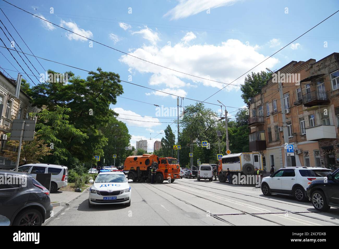 (240617) -- ROSTOV, 17 juin 2024 (Xinhua) -- des policiers et des véhicules sont photographiés sur le site d'une prise d'otages dans la région de Rostov, en Russie, le 16 juin 2024. Les autorités pénitentiaires russes ont déjoué une tentative de prise d'otages dans la région de Rostov, dans le sud-ouest, a rapporté dimanche l'agence de presse TASS. Au cours d'une opération spéciale visant à libérer les otages dans un centre de détention provisoire de la région, les criminels armés de couteaux ont été éliminés et deux employés retenus en otage ont été libérés et en sécurité, a déclaré le Service pénitentiaire fédéral russe dans un communiqué. Pendant les négociations, Banque D'Images (240617) -- ROSTOV, 17 juin 2024 (Xinhua) -- des policiers et des véhicules sont photographiés sur le site d'une prise d'otages dans la région de Rostov, en Russie, le 16 juin 2024. Les autorités pénitentiaires russes ont déjoué une tentative de prise d'otages dans la région de Rostov, dans le sud-ouest, a rapporté dimanche l'agence de presse TASS. Au cours d'une opération spéciale visant à libérer les otages dans un centre de détention provisoire de la région, les criminels armés de couteaux ont été éliminés et deux employés retenus en otage ont été libérés et en sécurité, a déclaré le Service pénitentiaire fédéral russe dans un communiqué. Pendant les négociations, Banque D'Images