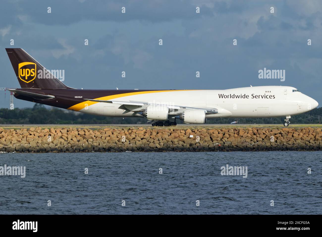 UPS Boeing 747-8 ralentissant la piste de l'aéroport de Sydney. Banque D'Images