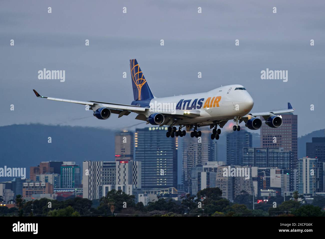 Atlas Air Boeing 747-400 en approche finale de l'aéroport d'Adélaïde. Banque D'Images