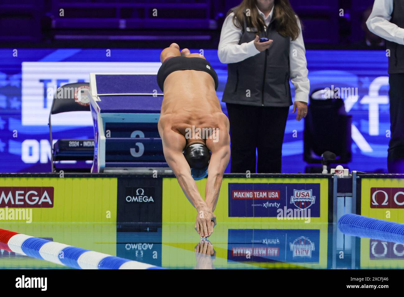 Indianapolis, Indiana, États-Unis. 16 juin 2024. NIC FINK (New York Athletic Club) commence la finale du 100 mètres brasse lors des essais par équipes olympiques de natation des États-Unis au Lucas Oil Stadium. (Crédit image : © Scott Rausenberger/ZUMA Press Wire) USAGE ÉDITORIAL SEULEMENT! Non destiné à UN USAGE commercial ! Banque D'Images