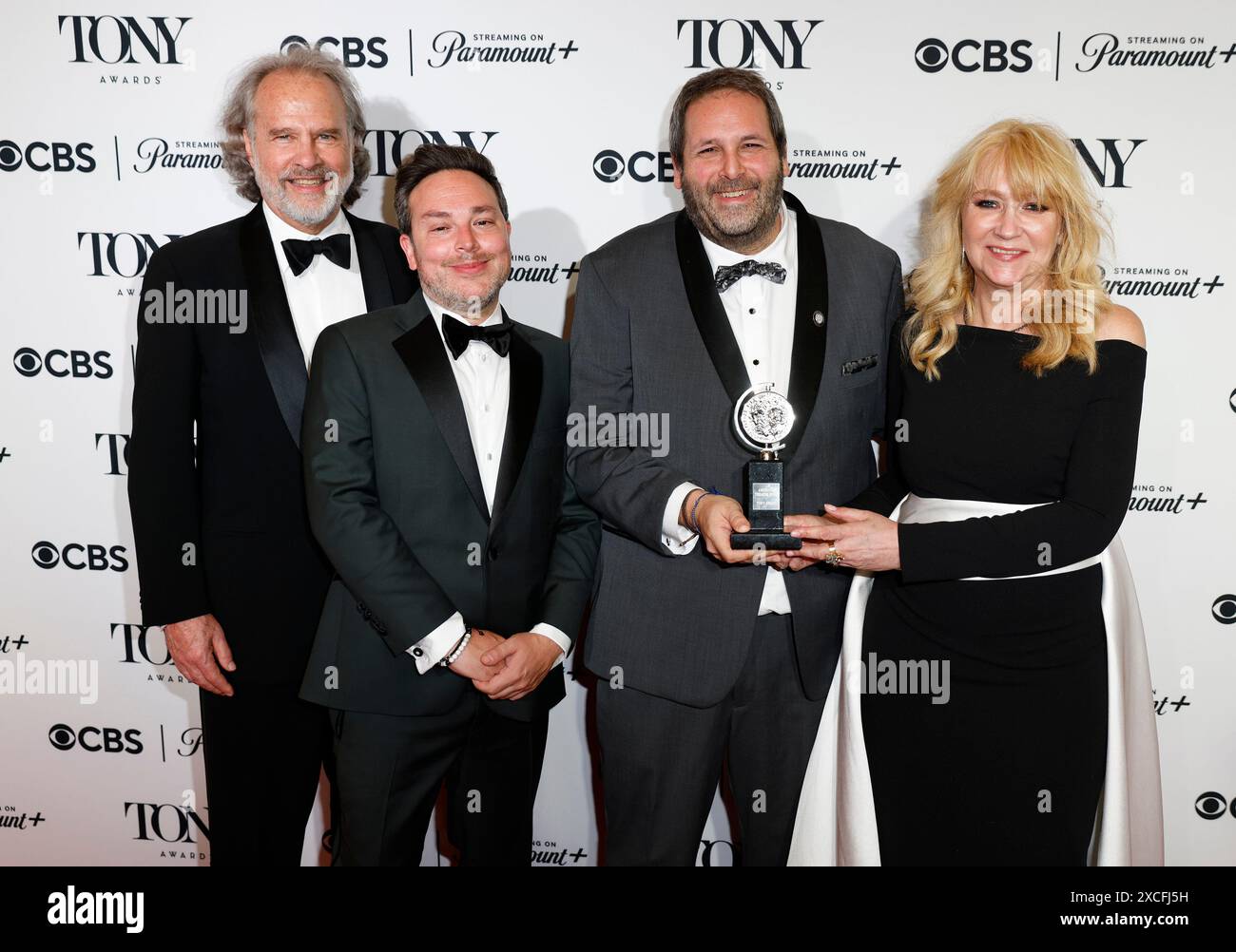 New York, États-Unis. 16 juin 2024. 2e (de gauche à droite) Patrick Catullo, David Babani et Sonia Friedman, les lauréats du prix Best Revival of a musical Award for 'Merrily We Roll Along' tiennent leurs Tony Awards dans la salle de presse lors de la 77e cérémonie annuelle des Tony Awards au David H. Koch Theater du Lincoln Center for the Performing Arts le dimanche 16 juin 2024 à New York. Photo de Peter Foley/UPI crédit : UPI/Alamy Live News Banque D'Images
