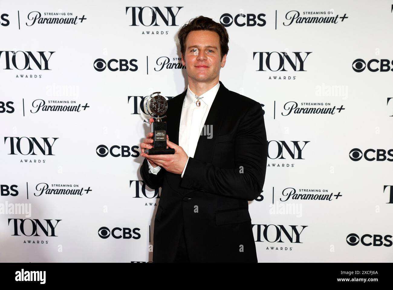 New York, États-Unis. 16 juin 2024. Jonathan Groff remporte le prix du meilleur acteur dans une comédie musicale pour « Merrily We Roll Along », tient son Tony Award dans la salle de presse lors de la 77e cérémonie annuelle des Tony Awards au David H. Koch Theater au Lincoln Center for the Performing Arts le dimanche 16 juin 2024 à New York. Photo de Peter Foley/UPI crédit : UPI/Alamy Live News Banque D'Images