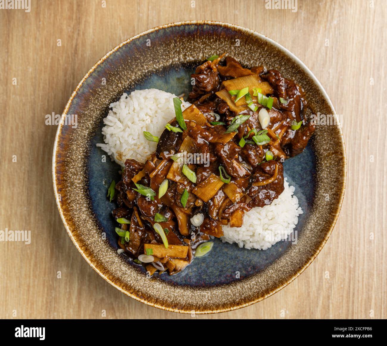 Délicieux sauté de bœuf avec bambou et riz à la manière asiatique Banque D'Images