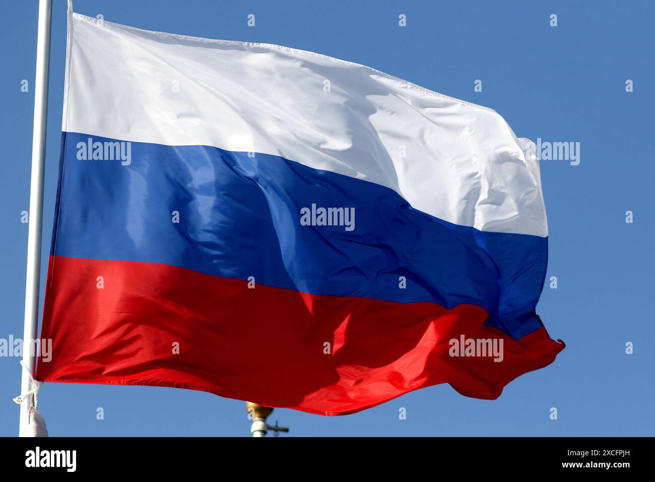 Saint-Pétersbourg, Russie. 9 juin 2024. Le drapeau de la Fédération de Russie vu dans la galerie des drapeaux des pays participants dans le cadre du Forum économique international de Petersburg 2024 (crédit image : © Maksim Konstantinov/SOPA images via ZUMA Press Wire) USAGE ÉDITORIAL SEULEMENT! Non destiné à UN USAGE commercial ! Banque D'Images