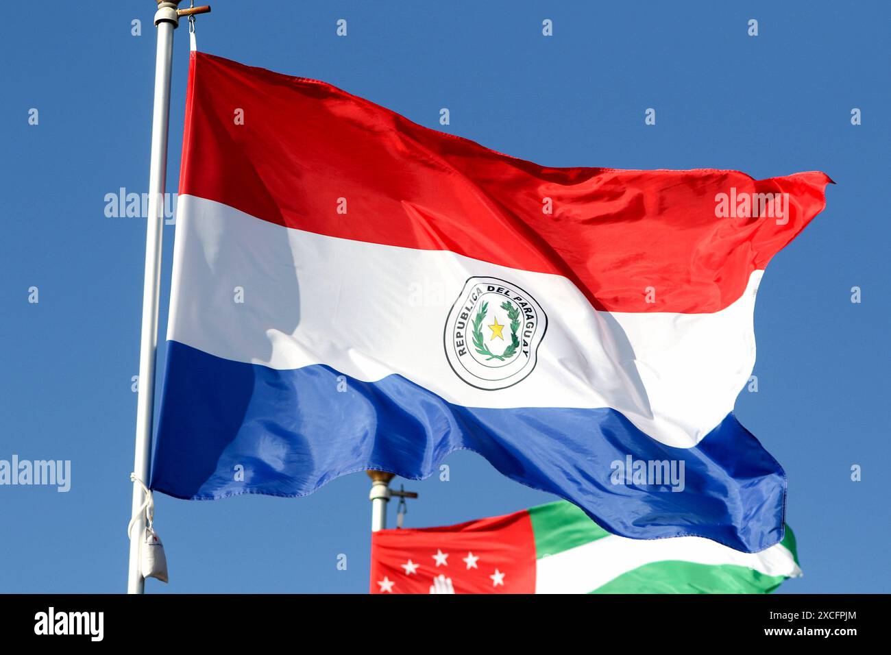 Saint-Pétersbourg, Russie. 9 juin 2024. Le drapeau de la République du Paraguay vu dans la galerie des drapeaux des pays participants dans le cadre du Forum économique international de Petersburg 2024 (crédit image : © Maksim Konstantinov/SOPA images via ZUMA Press Wire) USAGE ÉDITORIAL SEULEMENT! Non destiné à UN USAGE commercial ! Banque D'Images