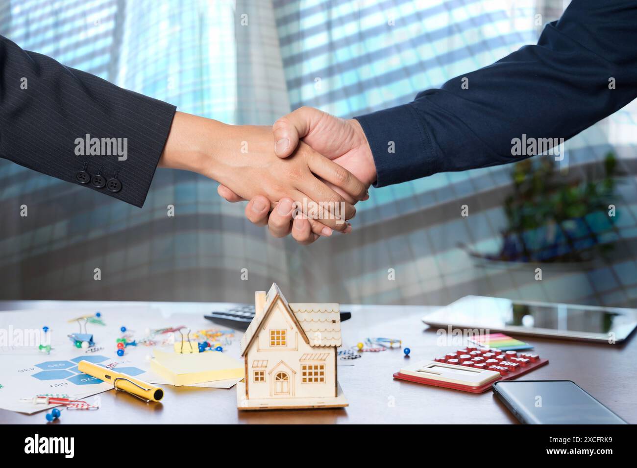 Agent, bail, gestion réussie gestionnaire de courtage immobilier serrant la main avec le client après la signature du contrat d'achat de maison en agence immobilière Banque D'Images