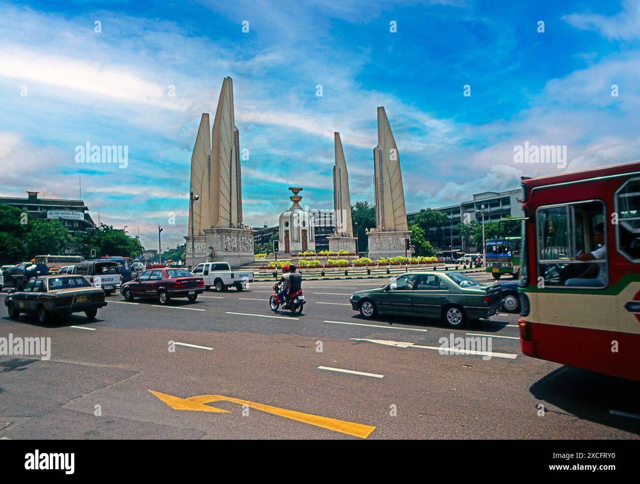 Monument de la démocratie, situé dans un rond-point sur Ratchadamnoen Klang Road, Bangkok, Thaïlande, 1989 Banque D'Images