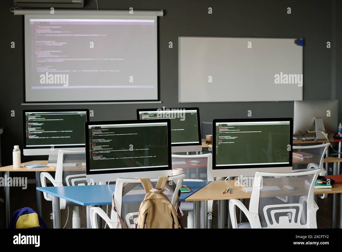 Personne n'a photographié l'intérieur de la salle de classe informatique moderne avec des écrans d'ordinateur sur les bureaux, l'espace de copie Banque D'Images