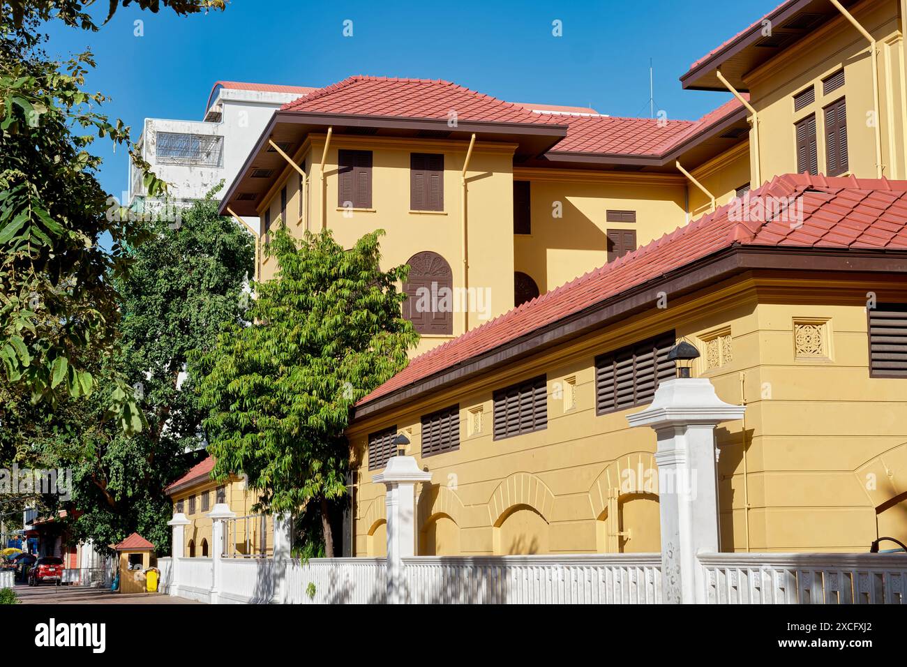 La face arrière de l'ancien bâtiment de la Cour constitutionnelle à Pahurat, Bangkok, Thaïlande, le bâtiment faisant face à la rue Klong ONG Ang Walking Banque D'Images
