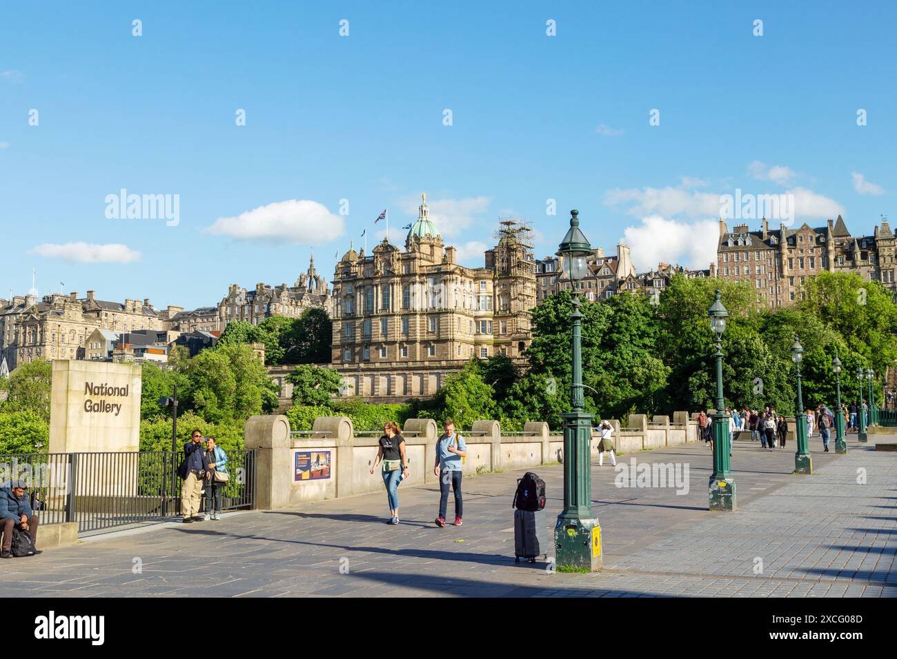 Vue des bâtiments historiques de la vieille ville d'Édimbourg depuis l'extérieur de la galerie nationale, Princes Street Gardens, Écosse Banque D'Images