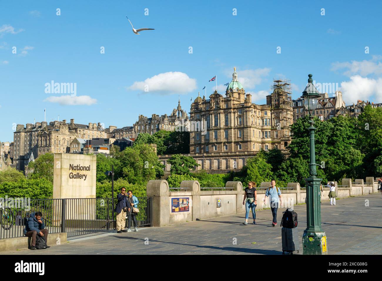 Vue des bâtiments historiques de la vieille ville d'Édimbourg depuis l'extérieur de la galerie nationale, Princes Street Gardens, Écosse Banque D'Images