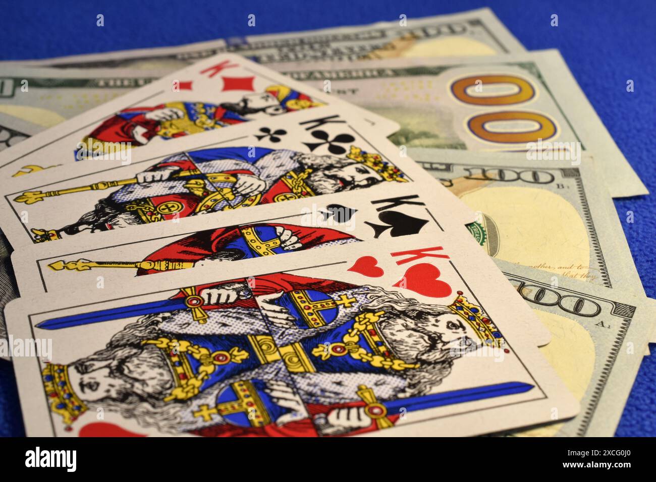 Sur la table sont quatre rois et de l'argent, quatre d'une sorte au poker. Banque D'Images