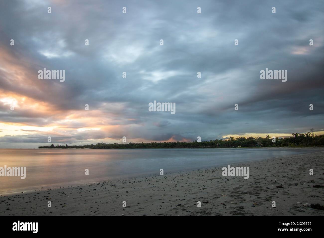 Une baie sur une rivière. Plage de rêve dans un coucher de soleil aux couleurs pastel sur une île de vacances. Une plage en pente douce sur l'île Maurice, Tamarin Banque D'Images