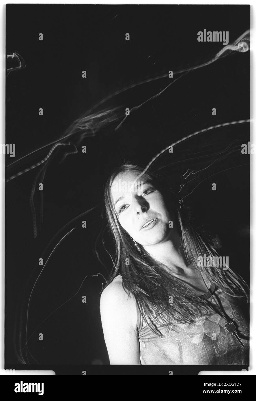 ALICE ROBERTS, UNIVERSITÉ DE CARDIFF, 1995 : Alice Roberts – aujourd’hui professeure Alice Roberts – danse lors d’un événement organisé par le journal étudiant Gair Rhydd au Tafarn Bar dans le Students Union Building à Cardiff, pays de Galles, Royaume-Uni en octobre 1995. Alice Roberts était étudiante en médecine à l'Université de Cardiff à l'époque et avait une bande dessinée hebdomadaire populaire en tant qu'artiste pour le journal étudiant Gair Rhydd. Photo : Rob Watkins Banque D'Images