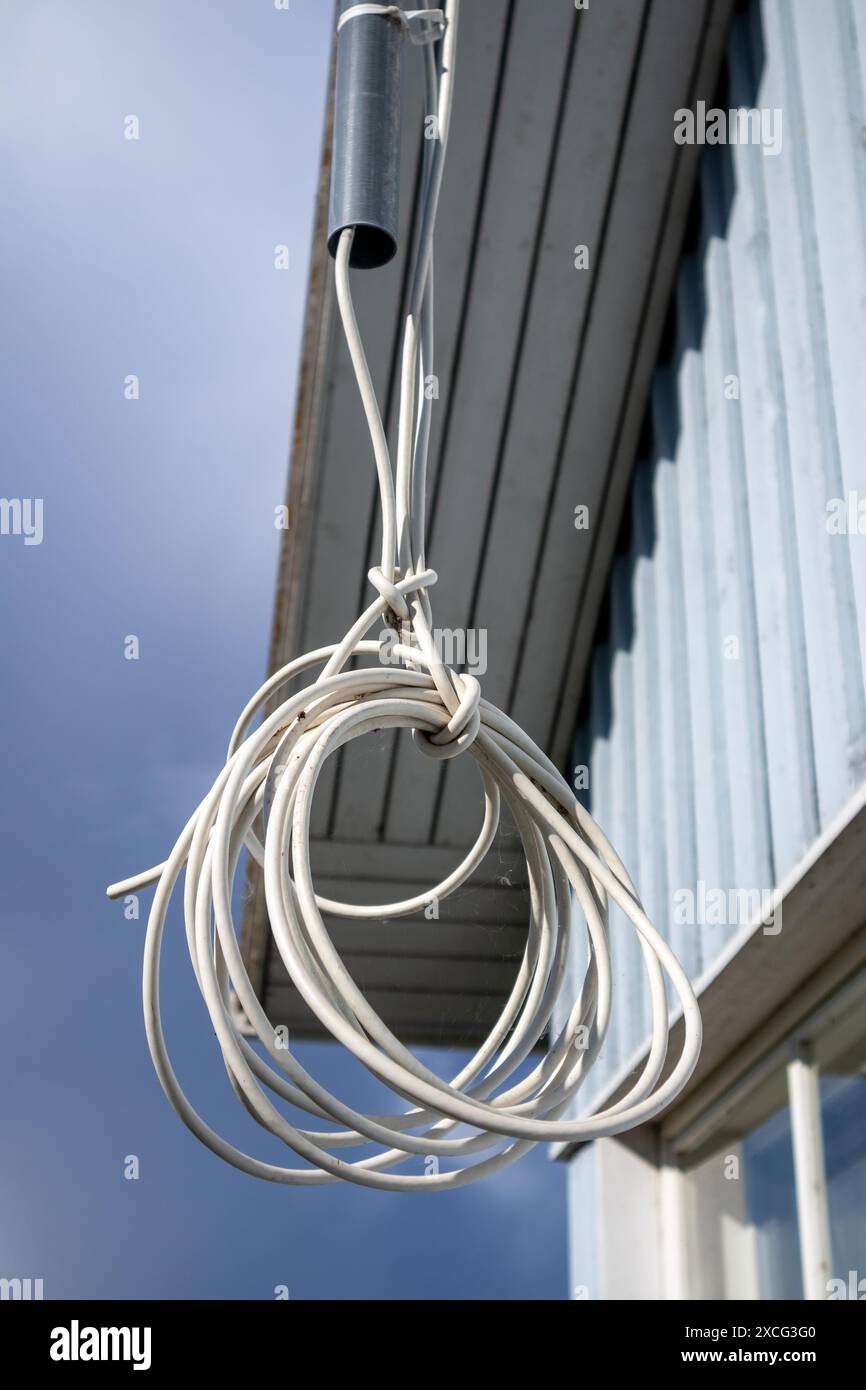 boucle de câble d'antenne tv inutilisée à l'extérieur du bâtiment Banque D'Images