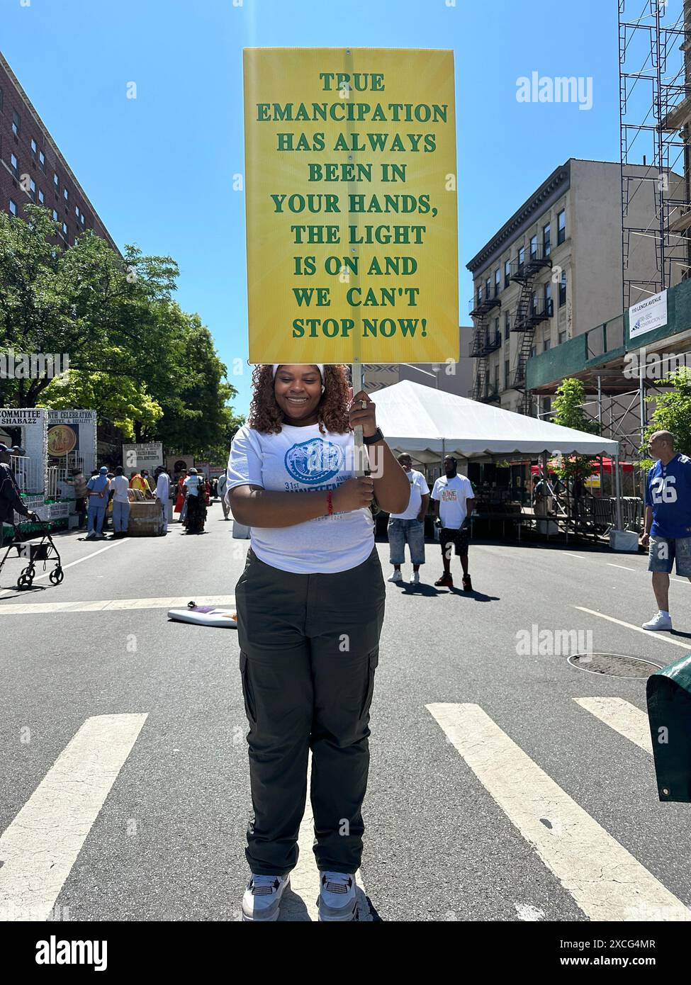 New York, N.Y. - 15 juin 2024 : participant à la 31e édition annuelle de Harlem Junetenth Celebration Parade, organisée par Masjid Malcom Shabazz. Junetenth est un jour férié commémorant la fin de l'esclavage aux États-Unis le 19 juin 1865, lorsque le major-général Gordon Granger ordonna l'application définitive de la Proclamation d'émancipation au Texas à la fin de la guerre de Sécession. Banque D'Images