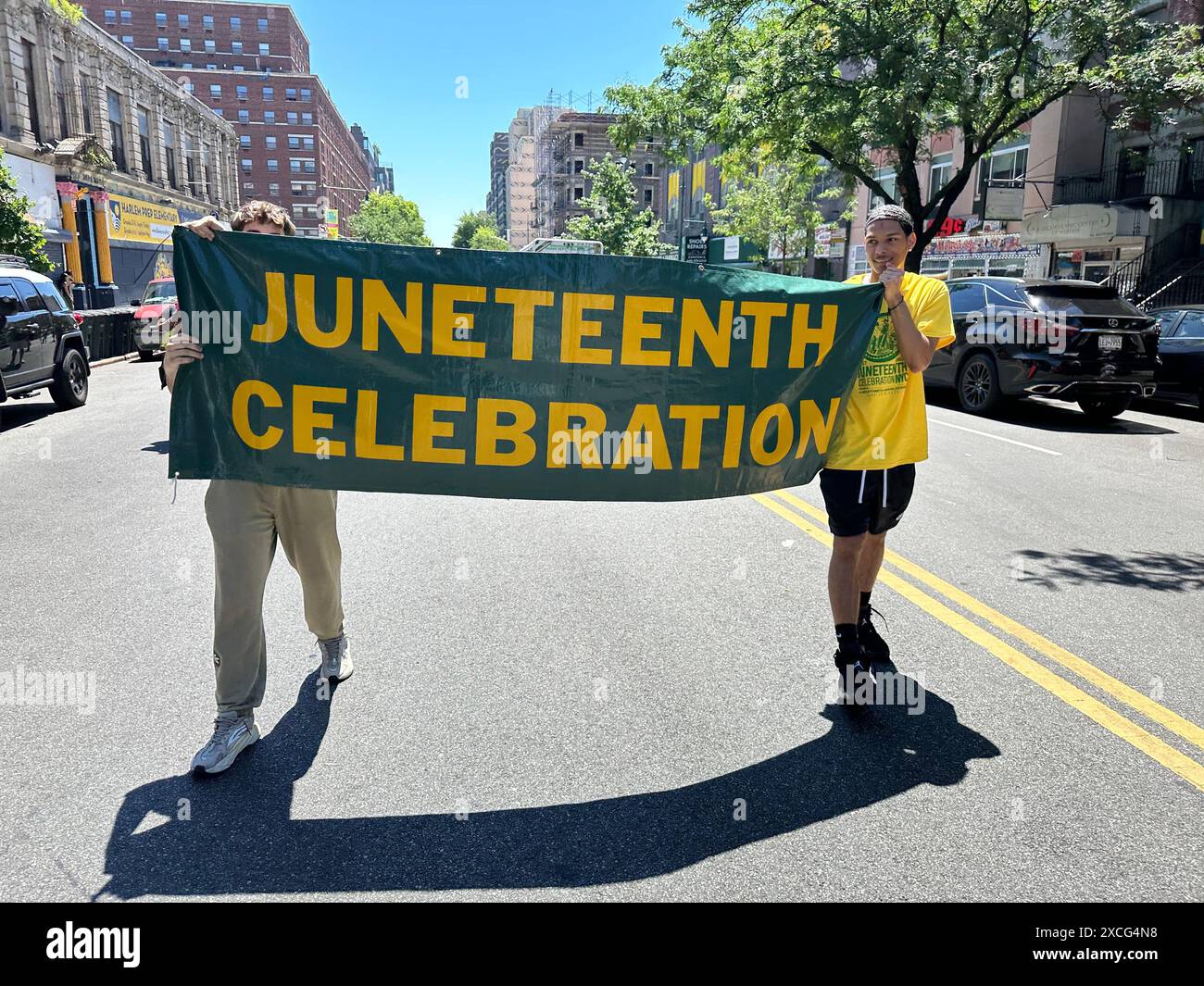 New York, N.Y. - 15 juin 2024 : participants à la 31e édition annuelle de Harlem Junetenth Celebration Parade, organisée par Masjid Malcom Shabazz. Junetenth est un jour férié commémorant la fin de l'esclavage aux États-Unis le 19 juin 1865, lorsque le major-général Gordon Granger ordonna l'application définitive de la Proclamation d'émancipation au Texas à la fin de la guerre de Sécession. Banque D'Images