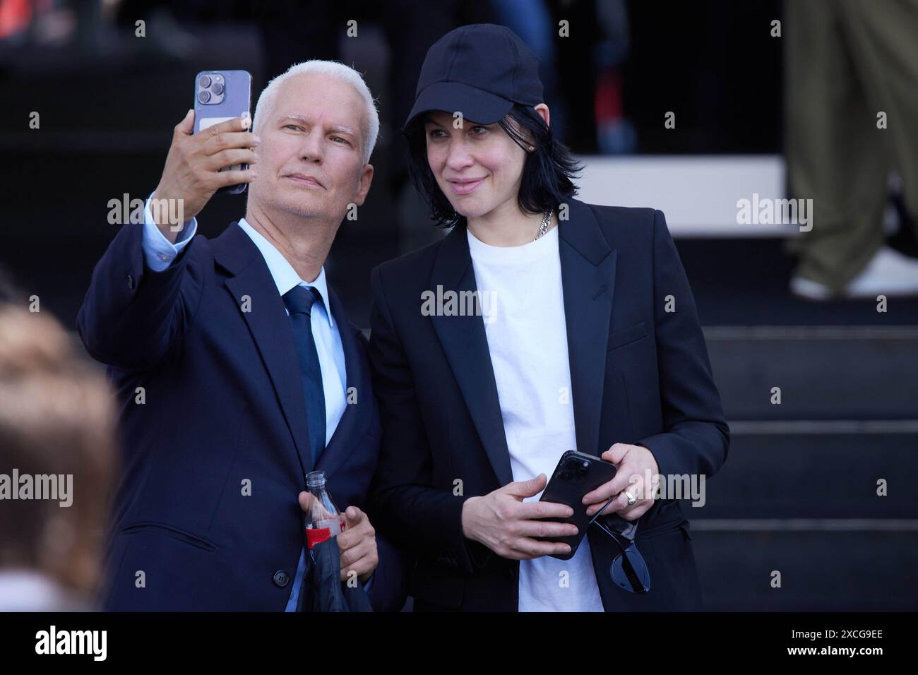 Milan, Italie. 16 juin 2024. Klaus Biesenbach et Anne Imhof prennent un selfie en quittant le défilé Prada printemps/été 2025 Menswear Fashion Show le 16 juin 2024 à Milan, en Italie. © photo : Cinzia Camela. Crédit : Agence photo indépendante/Alamy Live News Banque D'Images