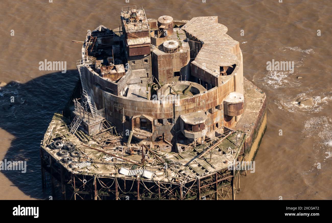 Photo aérienne de Bull Sand Fort de 1500 pieds montrant la fortification de la première et de la seconde guerre mondiale à mi-chenal dans l'entrée de l'estuaire Humber. Tourelles multiples, Banque D'Images