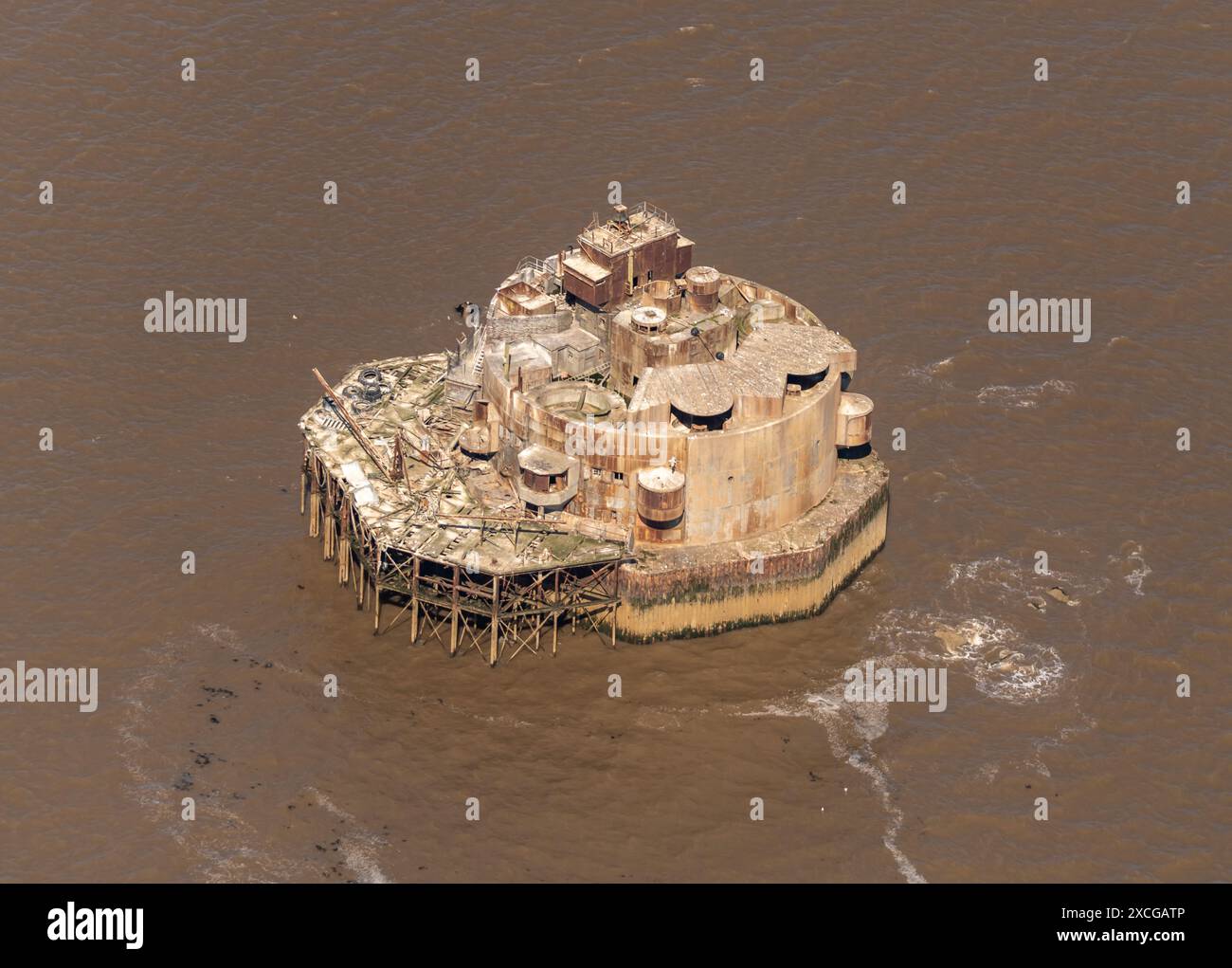 Photo aérienne de Bull Sand Fort de 1500 pieds montrant la fortification de la première et de la seconde guerre mondiale à mi-chenal dans l'entrée de l'estuaire Humber. Tourelles multiples, Banque D'Images