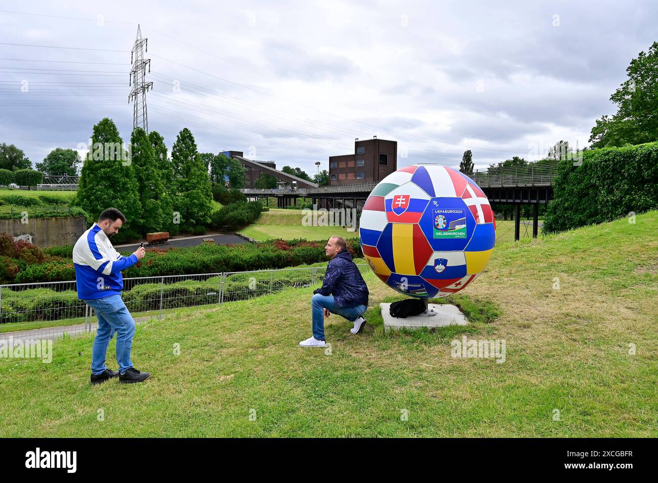 15.06.2024, Allemagne, Rhénanie-du-Nord-Westphalie, Ruhrgebiet, Gelsenkirchen. Fussball Europameisterschaft 2024. Gelsenkirchen feiert mit vier Spielen der UEFA EURO 2024 ein grosses Fussballfest. In der Fan zone mit public Viewing im Nordsternpark Gelsenkirchen und im Amphitheater werden alle Spiele, die in Gelsenkirchen ausgetragen werden, sowie alle Spiele der duetschen Nationalmannschaft live uebertragen. In der Fan zone auf dem Nordsternplatz und im Amphitheater ist Platz fuer jeweils 6,000 Besucher/innen. Blick auf den Eingang zum Nordsternplatz. Blickauf den ueberdimensionalen Fussball auf de Banque D'Images