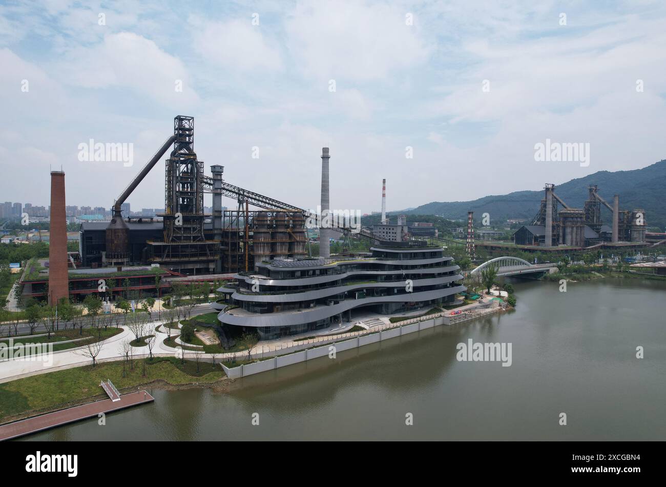 Hangzhou, Chine. 17 juin 2024. Le Grand canal Hanggang Park est vu du ciel à Hangzhou, en Chine, le 17 juin 2024. Récemment, la liste des World Landscape architecture Awards 2024 (WLA Awards) est officiellement annoncée, et le Grand canal Hanggang Park remporte le World Landscape architecture Awards 2024 (WLA) Outstanding Award. (Photo de Costfoto/NurPhoto) crédit : NurPhoto SRL/Alamy Live News Banque D'Images