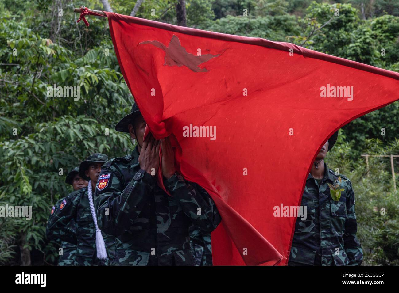 Myanmar. 25 mai 2024. Le Groupe d'opérations spéciales - SOG, branche de la force de défense populaire - PDF nouveau membre embrasse le drapeau à l'événement de graduation militaire. Après que la junte eut confirmé la loi sur la conscription, les jeunes du Myanmar sont revenus dans la zone contrôlée par l'Union nationale Karen-KNU. Le régime a déclaré que 14 millions de personnes (6,3 millions d'hommes et 7,7 millions de femmes) étaient admissibles à participer à sa loi sur la conscription obligatoire. (Photo de Sit Htet Aung/SOPA images/Sipa USA) crédit : Sipa USA/Alamy Live News Banque D'Images