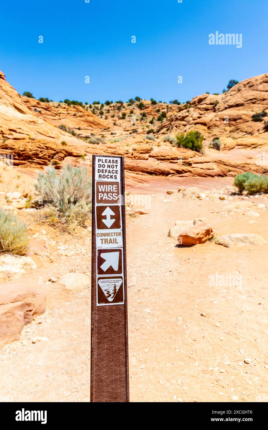 Panneau de direction à Coyote Wash, partie du Wire Pass Trail, Vermilion Cliffs National Monument, Utah, États-Unis Banque D'Images