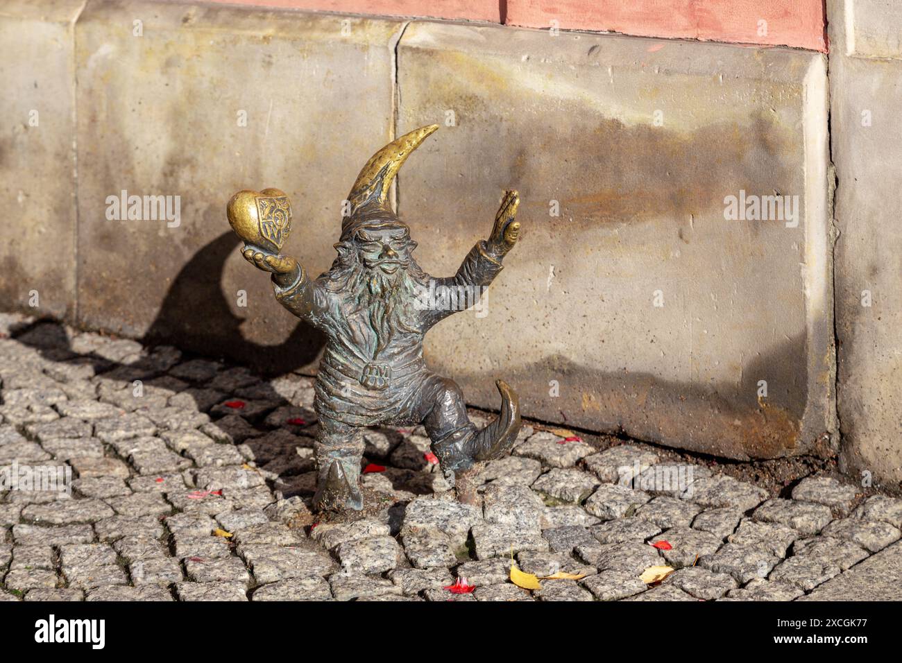 WROCLAW, POLOGNE - 4 NOVEMBRE 2023 : il s'agit d'une figurine en bronze symbolique d'un gnome Wroclawek sur la place du marché. Banque D'Images