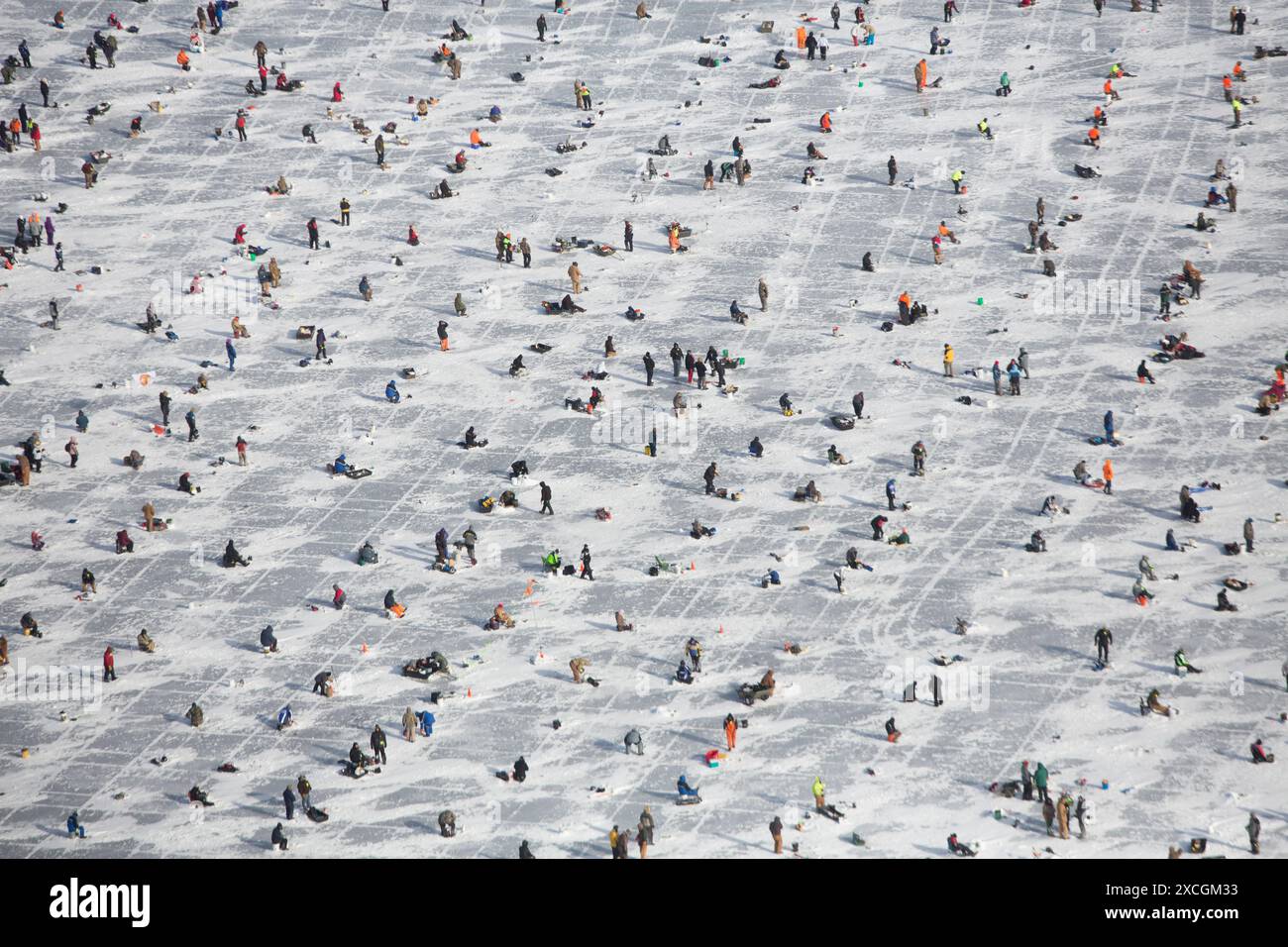 Des centaines de pêcheurs sont en mission de pêche sur glace au camp de pêche sur glace du Minnesota. Banque D'Images