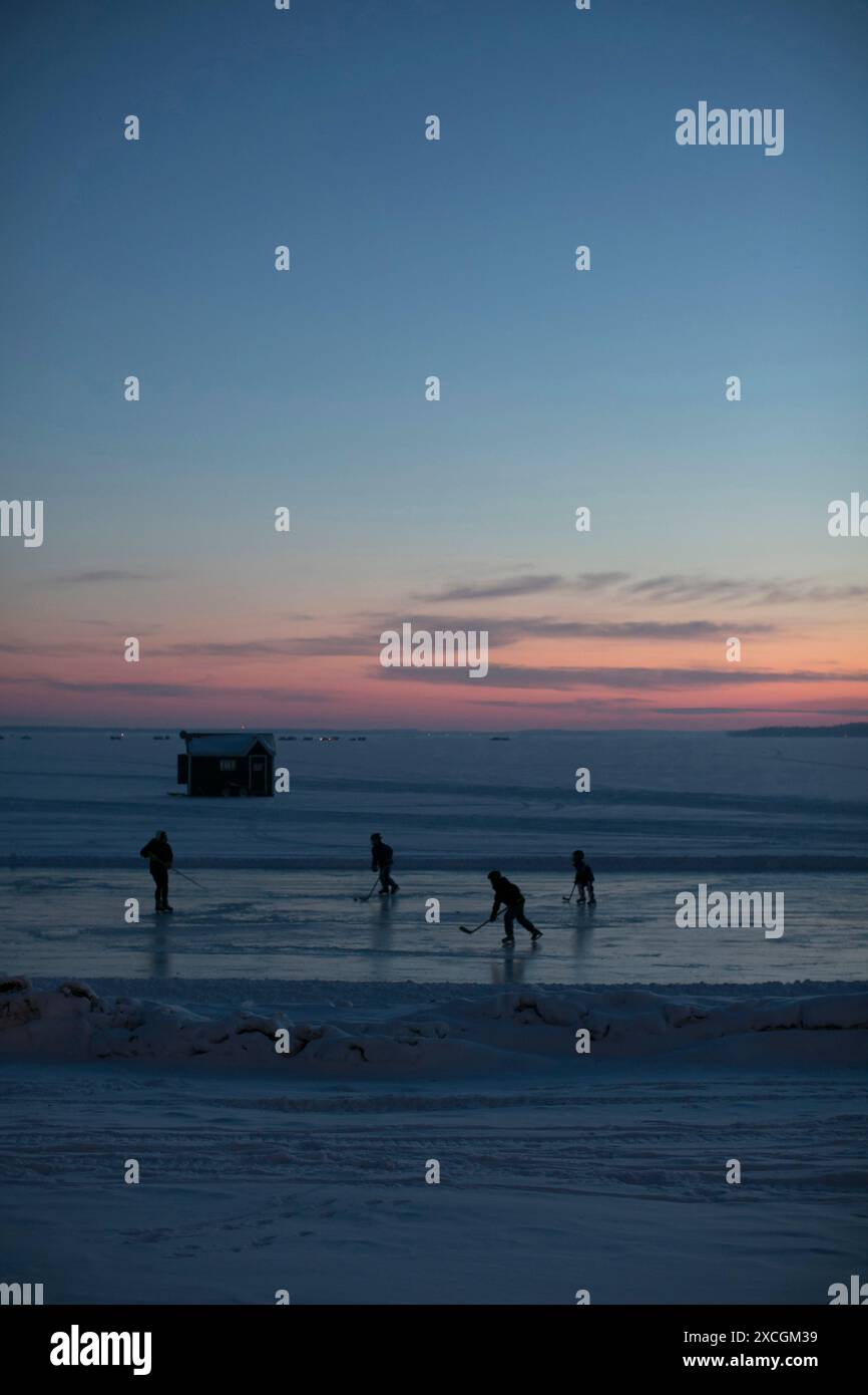 Pendant la pause pendant la pêche sur glace dans le Minnesota, les pêcheurs jouent au hockey sur glace. Banque D'Images