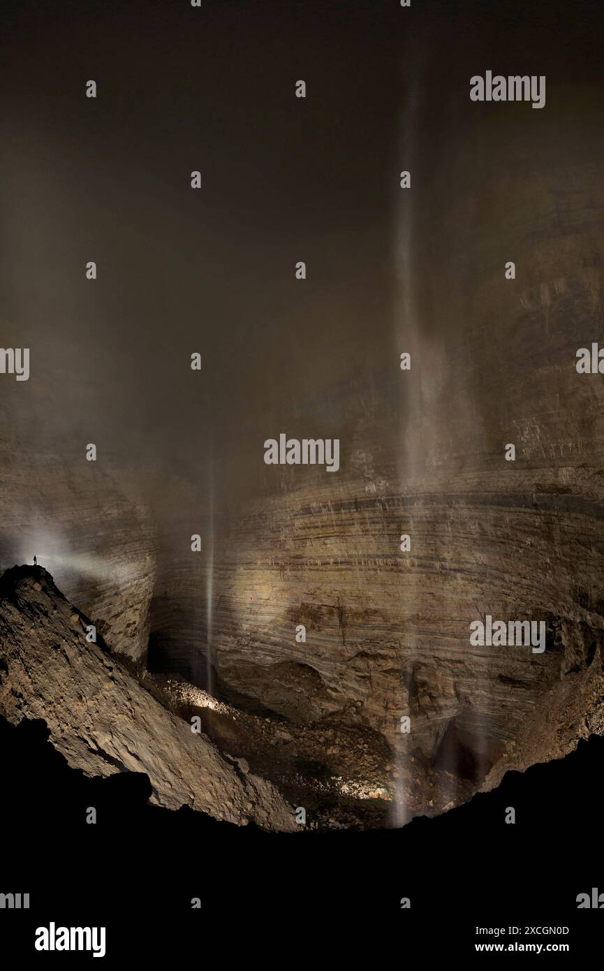 Expédition de spéléologie pour explorer les grottes du maître-système Tongzi dans le nord du comté de Wulong, province de Chongqing en Chine Banque D'Images