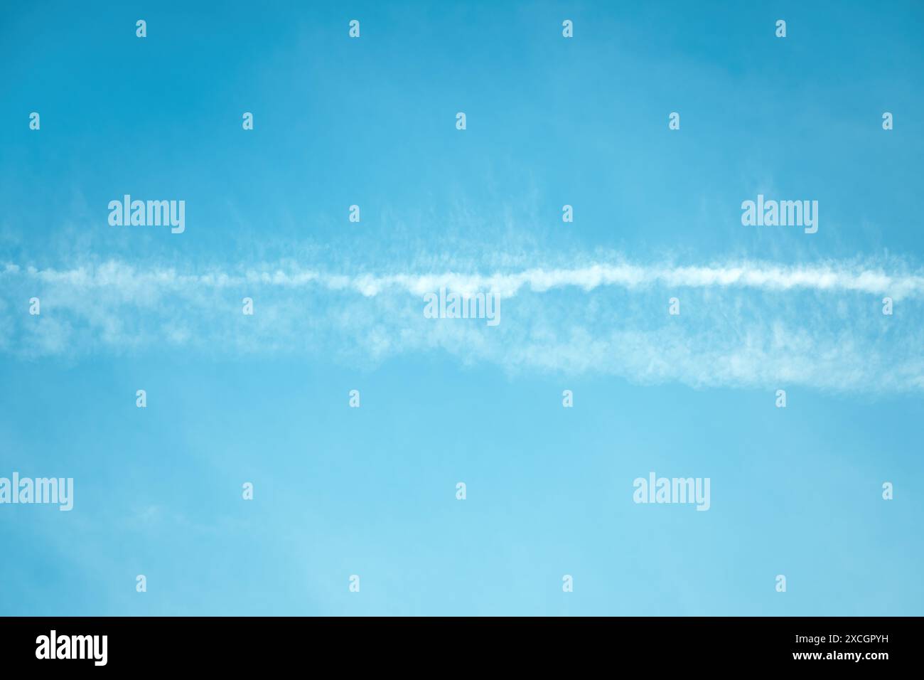 Traînée de vapeur d'avion ou traînée de condensation au ciel, vue à angle bas Banque D'Images