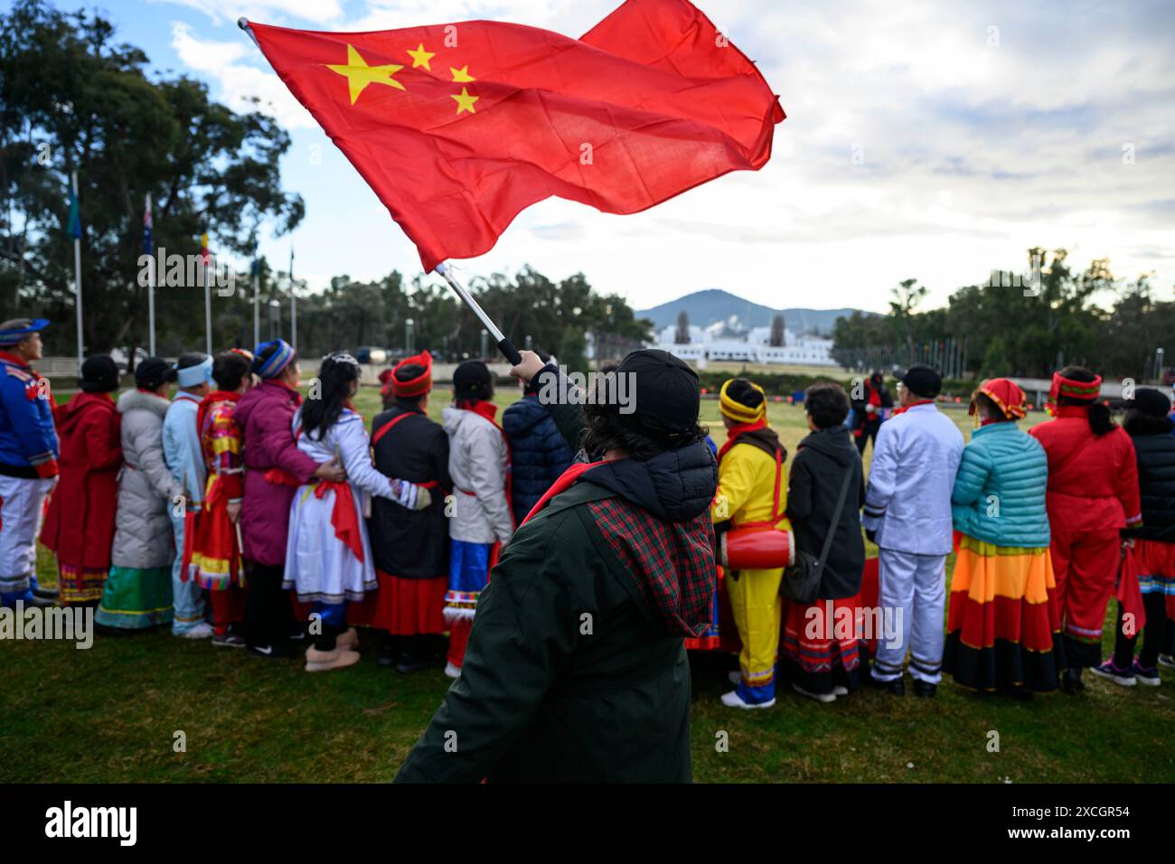 Un patriote chinois vu agiter le drapeau chinois. Tibétains, Ouïghours, Hong Kongers et manifestants chinois se sont rassemblés pour une manifestation sur les pelouses devant le Parlement à Canberra lors de la visite du premier ministre chinois Li Qiang en Australie le 17 juin. Les manifestants ont accusé le gouvernement chinois d'avoir commis des atrocités contre des personnes au Tibet, à Hong Kong, au Turkestan oriental et en Chine continentale. Les manifestants ont eu des bagarres et des disputes avec les patriotes chinois qui étaient également sur les pelouses pour accueillir le premier ministre. (Photo de George Chan/SOPA images/SIPA USA) Banque D'Images